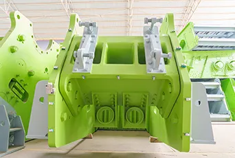 With constant business growth, the factory was moved and started independently developing crushing machines, with employees increased from over 10 to over 30