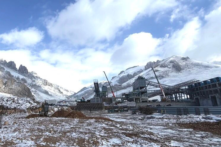 Dahongli’s 1500T/H High-End Crushing Equipment Reaches Ruoergai, Setting New Standards for Plateau Sand and Gravel